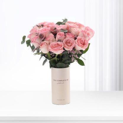 Soft pink roses in minimalist vase with bilingual message, elegant and romantic.