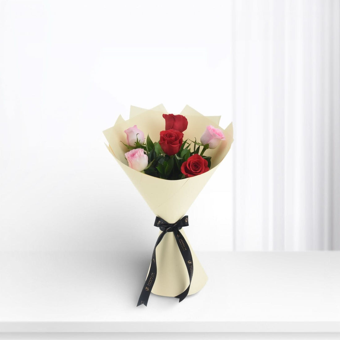 Contrast Of 6 Roses - Zuvees.ae
