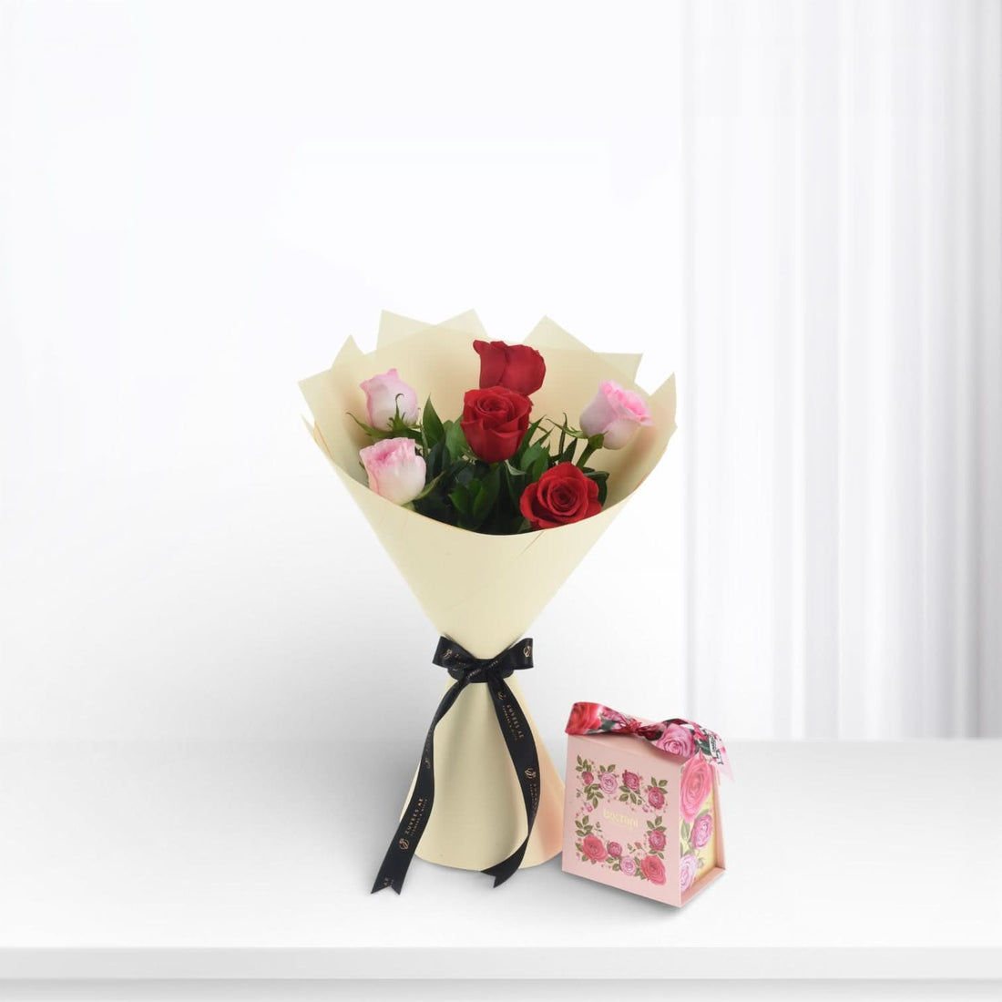 Contrast Of 6 Roses Chocolate Combo - Zuvees.ae