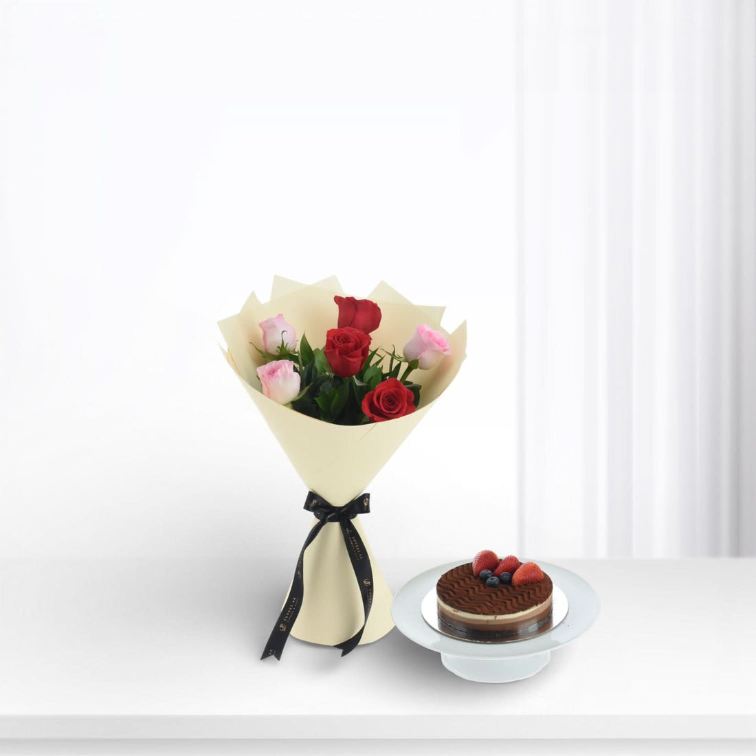Contrast Of 6 Roses Cake Combo - Zuvees.ae